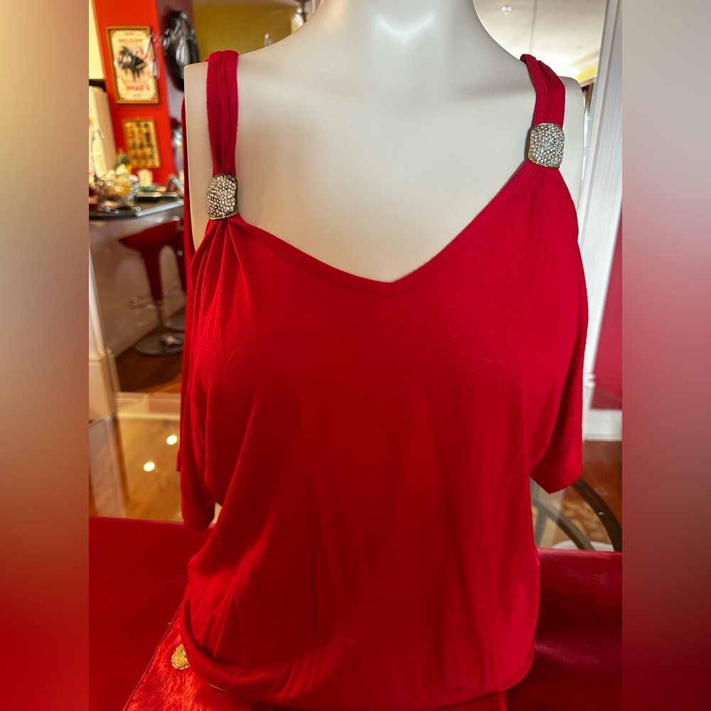 SEXY 2b BEBE WOMEN’S COLD SHOULDER RED T SHIRT SIZE XS